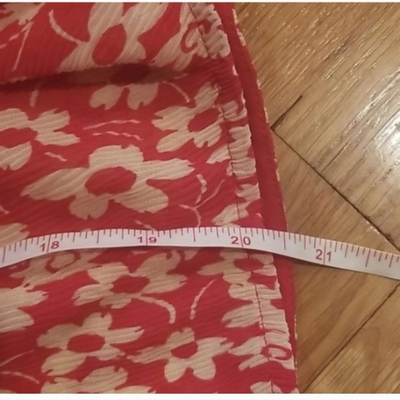 Madewell Crinkled Button-Back Tie Tee in Full Bloom Red Small - Picture 7 of 9